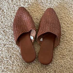 Closed toe flats